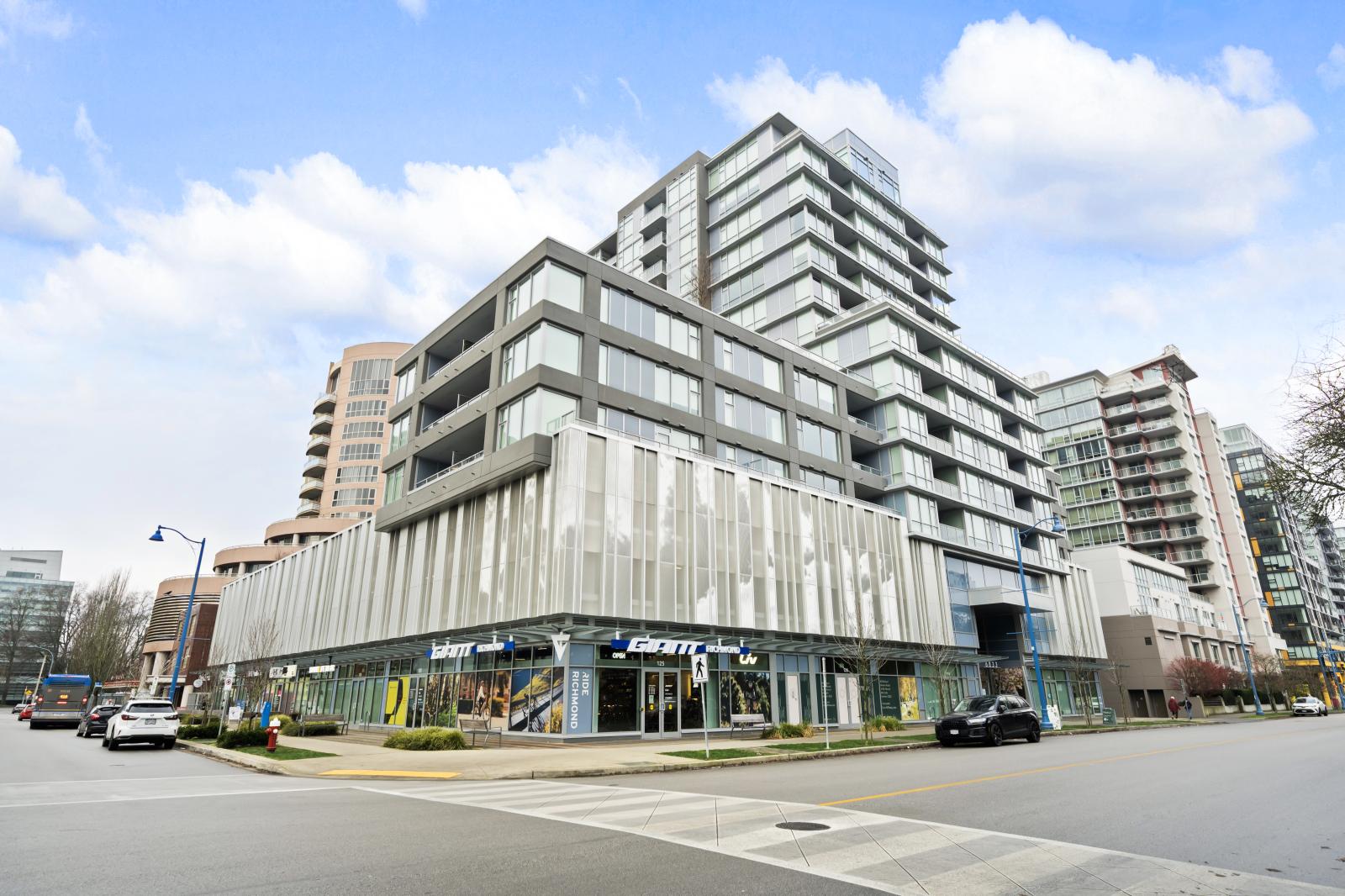 1107-6833 Buswell St